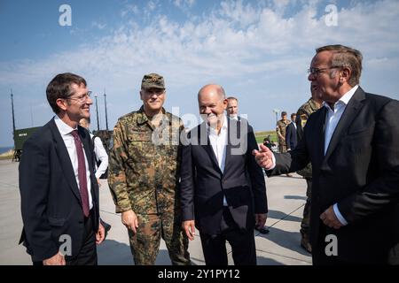 Indienststellung Waffensystem IRIS-T SLM durch Bundeskanzler und Verteidigungsminister bei der Flugabwehrraketengruppe 61 der Bundeswehr a Todendorf - Olaf Scholz, Bundeskanzler, Boris Pistorius, Verteidigungsminister und Generalleutnant Ingo Gerhartz 61 Foto Stock