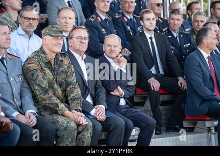 Indienststellung Waffensystem IRIS-T SLM durch Bundeskanzler und Verteidigungsminister bei der Flugabwehrraketengruppe 61 der Bundeswehr a Todendorf - Olaf Scholz, Bundeskanzler, Boris Pistorius, Verteidigungsminister und Generalleutnant Ingo Gerhartz 61 Foto Stock