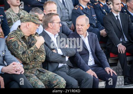 Indienststellung Waffensystem IRIS-T SLM durch Bundeskanzler und Verteidigungsminister bei der Flugabwehrraketengruppe 61 der Bundeswehr a Todendorf - Olaf Scholz, Bundeskanzler, Boris Pistorius, Verteidigungsminister und Generalleutnant Ingo Gerhartz 61 Foto Stock