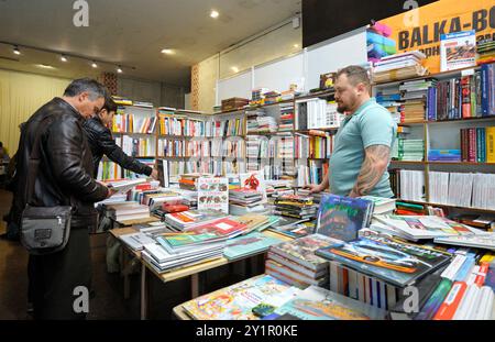 Clienti che stanno di fronte a un banco di libreria e leggono nuovi libri pubblicati. Book Fair Book Contracts . 14 dicembre 2017. Kiev, Ucraina Foto Stock