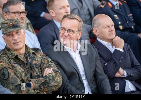 Indienststellung Waffensystem IRIS-T SLM durch Bundeskanzler und Verteidigungsminister bei der Flugabwehrraketengruppe 61 der Bundeswehr a Todendorf - Olaf Scholz, Bundeskanzler, Boris Pistorius, Verteidigungsminister und Generalleutnant Ingo Gerhartz 61 Foto Stock