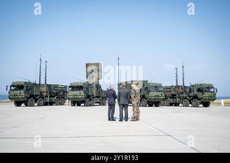 Indienststellung Waffensystem IRIS-T SLM durch Bundeskanzler und Verteidigungsminister bei der Flugabwehrraketengruppe 61 der Bundeswehr a Todendorf - Olaf Scholz, Bundeskanzler, Boris Pistorius, Verteidigungsminister und Generalleutnant Ingo Gerhartz 61 Foto Stock