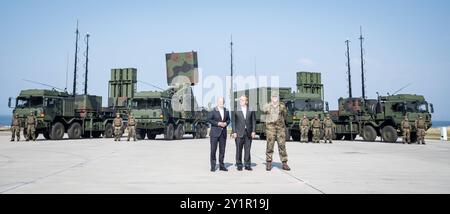 Indienststellung Waffensystem IRIS-T SLM durch Bundeskanzler und Verteidigungsminister bei der Flugabwehrraketengruppe 61 der Bundeswehr a Todendorf - Olaf Scholz, Bundeskanzler, Boris Pistorius, Verteidigungsminister und Generalleutnant Ingo Gerhartz 61 Foto Stock