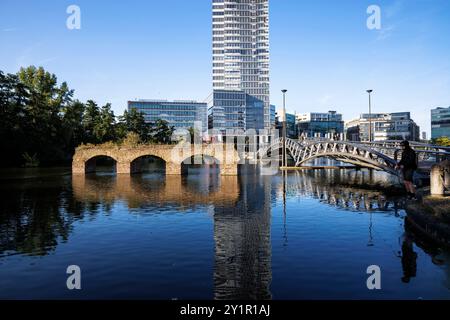 Vecchio viadotto, ponte e torre di Colonia al Mediapark di Colonia, Germania. altes Viadukt, Bruecke und KoelnTurm im Mediapark, Koeln, Deutschland. Foto Stock