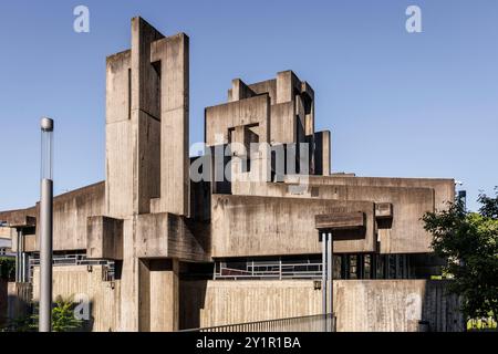 chiesa Johannes XXIII. In via Berrenrather nel quartiere Suelz, costruita su progetto dello scultore Josef Rikus, Colonia, Germania. Kirche Johan Foto Stock