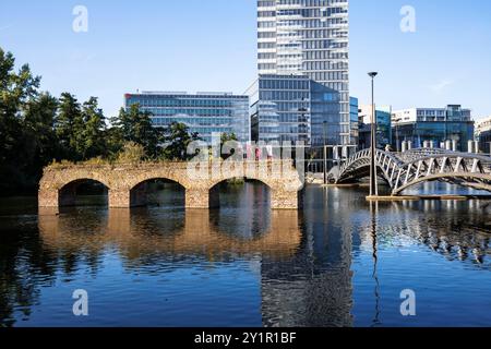 Vecchio viadotto, ponte e torre di Colonia al Mediapark di Colonia, Germania. altes Viadukt, Bruecke und KoelnTurm im Mediapark, Koeln, Deutschland. Foto Stock