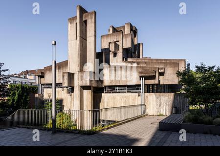 chiesa Johannes XXIII. In via Berrenrather nel quartiere Suelz, costruita su progetto dello scultore Josef Rikus, Colonia, Germania. Kirche Johan Foto Stock