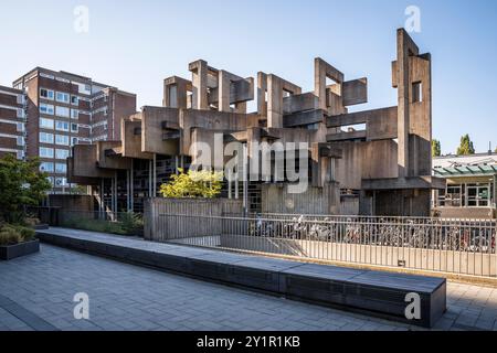 chiesa Johannes XXIII. In via Berrenrather nel quartiere Suelz, costruita su progetto dello scultore Josef Rikus, Colonia, Germania. Kirche Johan Foto Stock