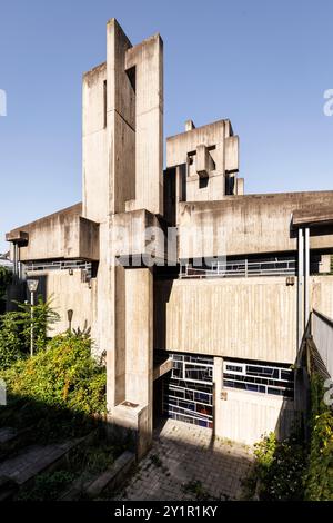 chiesa Johannes XXIII. In via Berrenrather nel quartiere Suelz, costruita su progetto dello scultore Josef Rikus, Colonia, Germania. Kirche Johan Foto Stock