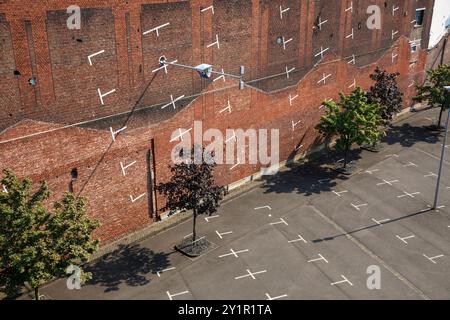 Parcheggio verticale dipinto del progetto architettonico di Colonia su un muro di mattoni vicino alla fiera di Deutz, Colonia, Germania. aufgemalter vertikale Foto Stock