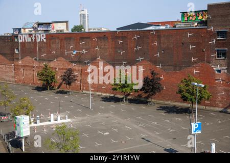 Parcheggio verticale dipinto del progetto architettonico di Colonia su un muro di mattoni vicino alla fiera di Deutz, Colonia, Germania. aufgemalter vertikale Foto Stock