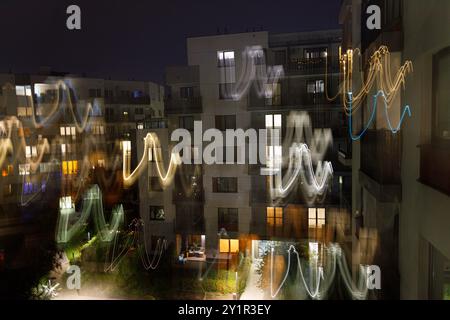 Notte, colori della notte, blocco di appartamenti, Varsavia, Polonia Foto Stock