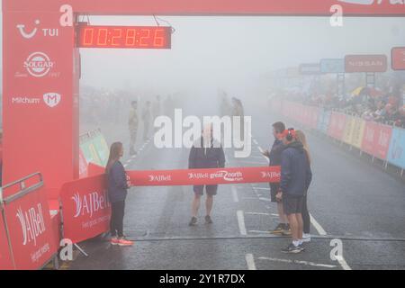 South Shields, Regno Unito. 8 settembre 2024. Meteo nel Regno Unito: Pioggia e nebbia al traguardo della Great North Run a South Shields. Crediti: Bradley Taylor / Alamy Live News Foto Stock