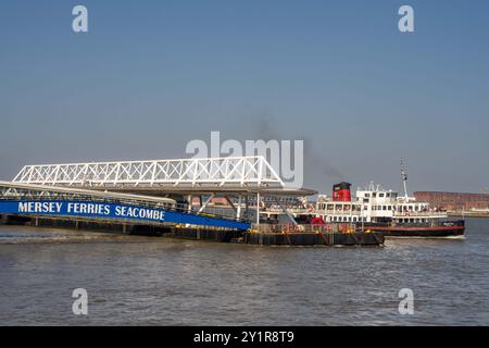 Mersey traghetto per Royal Iris lasciando l'attracco galleggiante del traghetto Seacombe sul fiume Mersey. Foto Stock