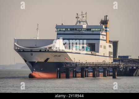 RO RO traghetto il Bore Song carica a Twelve Quays a Birkenhead sul fiume Mersey. Foto Stock