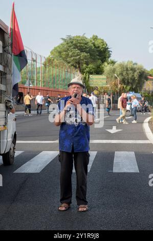 Roma, Italia. 7 settembre 2024. Un attivista racconta la sua esperienza dei giorni della rivolta di San Basilio durante la processione commemorativa per la morte di Fabrizio Ceruso morto durante le rivolte di San Basilio del 1974, organizzata dai movimenti per il diritto all'alloggio a Roma. Centinaia di persone, provenienti da tutti i quartieri di Roma e da alcune città circostanti, hanno partecipato alla processione commemorativa della morte di Fabrizio Ceruso, militante di lotta continua originario di Tivoli, morto all'età di 19 anni dopo essere stato colpito al petto da un proiettile sparato dalla polizia durante il periodo Foto Stock