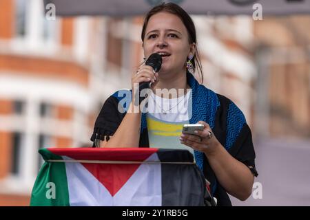 Londra, Regno Unito. 7 settembre 2024. Emily Stevenson di Na'amod, un "movimento di ebrei nel Regno Unito che cerca di porre fine al sostegno della comunità ebraica per l'occupazione e l'apartheid di Israele", si rivolge ai manifestanti filo-palestinesi che partecipano a una manifestazione vicino all'ambasciata israeliana dopo la 18a marcia nazionale per la Palestina manifestazione. La manifestazione e il raduno sono stati organizzati da Palestine Solidarity Campaign, Stop the War Coalition, Friends of al-Aqsa, Muslim Association of Britain, Palestinian Forum in Britain e CND per chiedere al nuovo governo laburista britannico di ritirare il suo sostegno da Israele. Credito: Mark Kerr Foto Stock