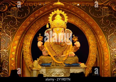 8 settembre 2024, Pune, Maharashtra, India, splendida scultura di Lord Ganesh chiamata Dagdusheth Halwai Ganpati vicino a Mandai, luogo durante Ganesh Foto Stock