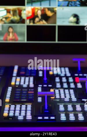 Live Switcher Video Mixer per spettacoli e televisione. Centralino per la produzione di trasmissioni in diretta. Apparecchiature all'interno di un furgone esterno. Studio di trasmissione, trasmettitore di missaggio professionale con pulsanti a colori Foto Stock