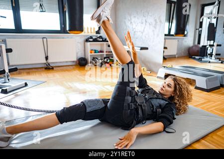 Migliora il fitness con la stimolazione muscolare avanzata Foto Stock