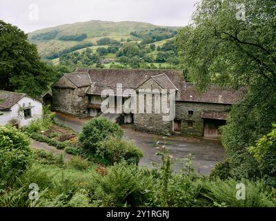 Townend è una fattoria del XVII secolo con un fienile a Troutbeck, nella parrocchia civile di Lakes, a nord di Windermere, Cumbria, Inghilterra, Regno Unito Foto Stock