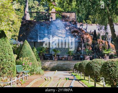 Berlino, Germania. 8 settembre 2024. I vigili del fuoco combattono le braci sul tetto della casa da tè nel giardino inglese a Tiergarten. Un incendio era scoppiato lì durante la notte per ragioni ancora inspiegabili. Crediti: Paul Zinken/dpa/Alamy Live News Foto Stock