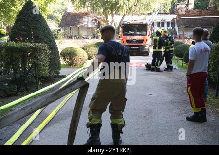 Berlino, Germania. 8 settembre 2024. I vigili del fuoco lavorano di fronte alla sala da tè nel giardino inglese di Tiergarten. Un incendio era scoppiato lì durante la notte per ragioni ancora inspiegabili. Crediti: Paul Zinken/dpa/Alamy Live News Foto Stock