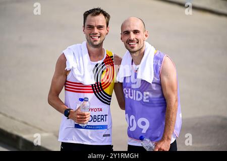 Parigi, Francia. 8 settembre 2024. Il belga Martin Clobert e la sua guida Sebastien Thirion celebrano il traguardo della maratona T12 il giorno 12 dei Giochi Paralimpici estivi 2024 a Parigi, Francia, mercoledì 04 settembre 2024. Le 17 Paralimpiadi si svolgeranno dal 28 agosto all'8 settembre 2024 a Parigi. BELGA PHOTO LAURIE DIEFFEMBACQ credito: Belga News Agency/Alamy Live News Foto Stock