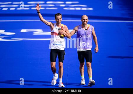 Parigi, Francia. 8 settembre 2024. Il belga Martin Clobert e la sua guida Sebastien Thirion celebrano il traguardo della maratona T12 il giorno 12 dei Giochi Paralimpici estivi 2024 a Parigi, Francia, mercoledì 04 settembre 2024. Le 17 Paralimpiadi si svolgeranno dal 28 agosto all'8 settembre 2024 a Parigi. BELGA PHOTO LAURIE DIEFFEMBACQ credito: Belga News Agency/Alamy Live News Foto Stock