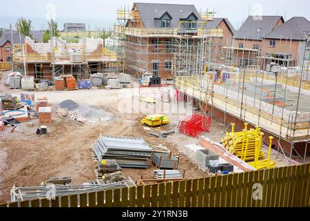 Llandudno, Galles del Nord, Regno Unito, 09-08-2024. Cantiere residenziale con ponteggi e materiali da costruzione in un'area urbana. Foto Stock