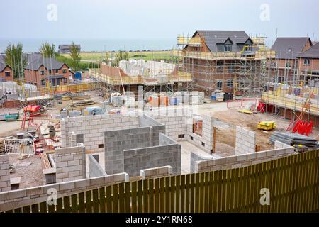 Llandudno, Galles del Nord, Regno Unito, 09-08-2024. Grande cantiere con moderni edifici residenziali che prendono forma vicino ad un lungomare. Foto Stock