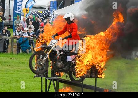 Dorchester, Dorset, Regno Unito. 8 settembre 2024. Un pilota dell'Imps Motorcycle display Team cavalca il fuoco sul ring principale al Dorset County Show a Dorchester nel Dorset in una giornata di overcast. Crediti fotografici: Graham Hunt/Alamy Live News Foto Stock