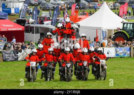 Dorchester, Dorset, Regno Unito. 8 settembre 2024. L'Imps Motorcycle display Team esegue la sua acrobazia piramidale sul ring principale al Dorset County Show a Dorchester nel Dorset in un giorno coperto. Crediti fotografici: Graham Hunt/Alamy Live News Foto Stock