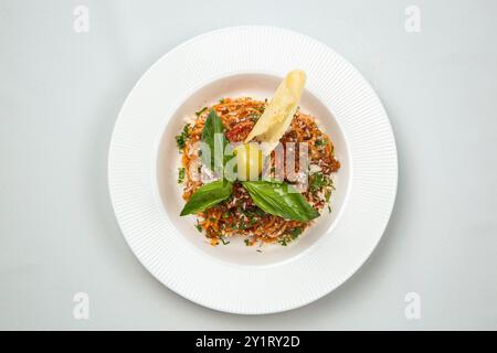 Deliziosa salsa alla bolognese (Pasta alla bolognese) in un piatto bianco. Classico spaghettis bolognaise vista dall'alto Foto Stock