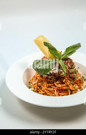 Deliziosa salsa alla bolognese (Pasta alla bolognese) in un piatto bianco. Classico spaghettis bolognaise vista dall'alto Foto Stock