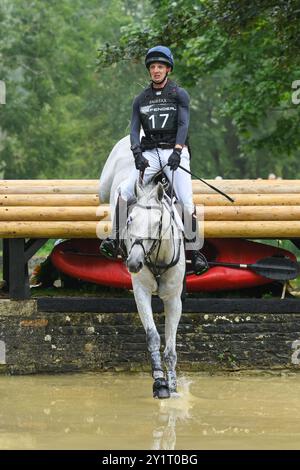 Defender Burghley Horse Trials 2024. XC-CC5 Cross Country, sabato 7 settembre 2024. Tom Jackson (GBR) su Capels Hollow Drift saltando alla difesa Foto Stock