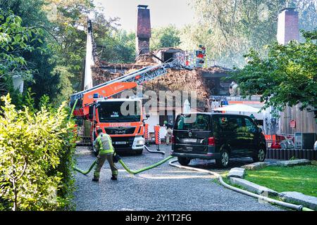 Berlino, Germania. 8 settembre 2024. I vigili del fuoco lavorano di fronte alla sala da tè nel giardino inglese di Tiergarten. Un incendio era scoppiato lì durante la notte per ragioni ancora inspiegabili. Crediti: Paul Zinken/dpa/Alamy Live News Foto Stock