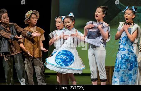 I bambini cinesi si esibiscono in uno spettacolo di fringe chiamato Ancient Ships, Edinburgh Festival Fringe, Scozia, Regno Unito Foto Stock