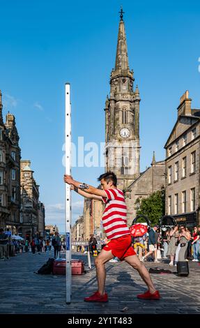 Artisti di strada asiatici intrattenono la folla con spettacoli acrobatici, Royal Mile, Edinburgh Festival Fringe, Scozia, Regno Unito Foto Stock