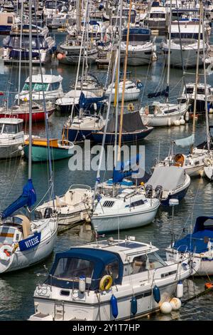 porto turistico per yacht e barche sul fiume lymington nella nuova foresta dell'hampshire, regno unito, per imbarcazioni da diporto nella nuova foresta di lymington. Foto Stock