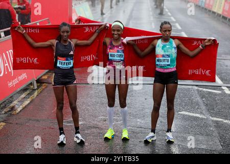 Senbere teferi (L), Mary Ngugi-Cooper (C) e Alemu Megerti (R) dopo la gara femminile Elite durante la AJ Bell Great North Run 2023 attraverso Newcastle upon Tyne, Gateshead e South Shields. Data foto: Domenica 8 settembre 2024. Foto Stock