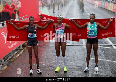 Senbere teferi (L), Mary Ngugi-Cooper (C) e Alemu Megerti (R) dopo la gara femminile Elite durante la AJ Bell Great North Run 2023 attraverso Newcastle upon Tyne, Gateshead e South Shields. Data foto: Domenica 8 settembre 2024. Foto Stock