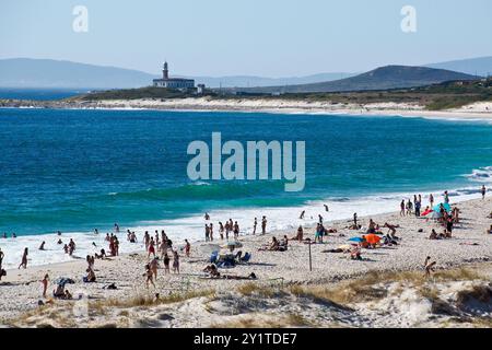 Costa atlantica sulle Rias Baixas in Galizia, Spagna. Famoso faro di Larino vicino alla carnota Foto Stock