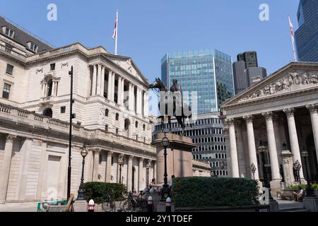 La statua equestre di Wellington e la Banca d'Inghilterra di Chantrey in Threadneedle Street, Londra. Concetto: Migliorare l'economia, il mercato dei toro Foto Stock