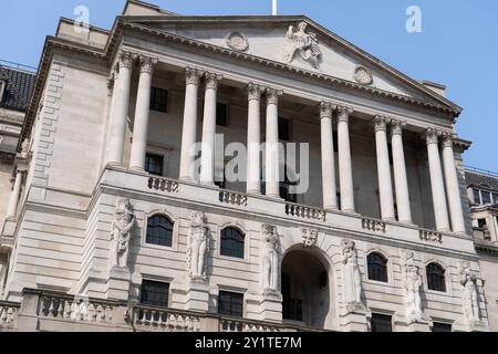 Facciata anteriore / facciata sud della Banca centrale del Regno Unito - la Banca d'Inghilterra, Threadneedle Street, Londra. Concetto: Aumento dei tassi, costo della vita, inflazione Foto Stock