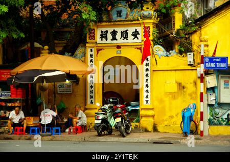 Scena fotografica urbana con il colorato stile di vita di Hanoi Street. Foto Stock