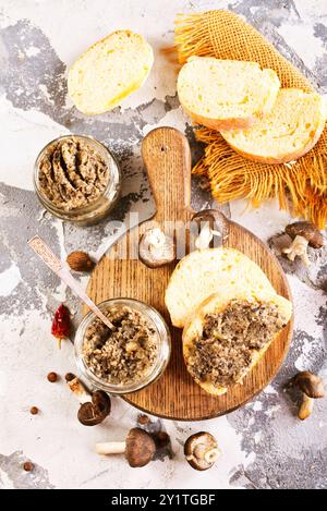 Rustico pane tostato con aglio, funghi e erbe aromatiche, dallo stile rustico foto Foto Stock