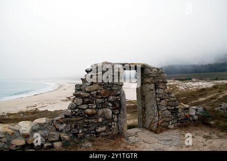 Costa atlantica sulle Rias Baixas in Galizia, Spagna. Famoso faro di Larino vicino alla carnota Foto Stock