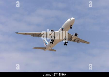 Governo della Francia Airbus A330-243 (Reg.: F-UJCU) che esegue un mancato avvicinamento sulla pista 13. Foto Stock