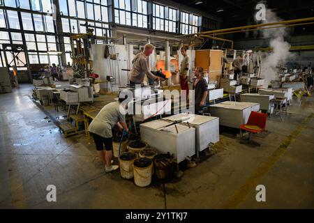 Karlovy Vary, Repubblica Ceca - 11 agosto 2024: Processo di soffiatura del vetro boemo presso la fabbrica Moser con soffianti e soffianti in vetro Master in funzione. Foto Stock